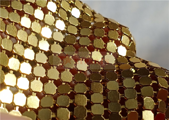 پارچه پولک های فلزی رنگ طلایی 4×4 میلی متری که به عنوان پرده های جداکننده اتاق استفاده می شود