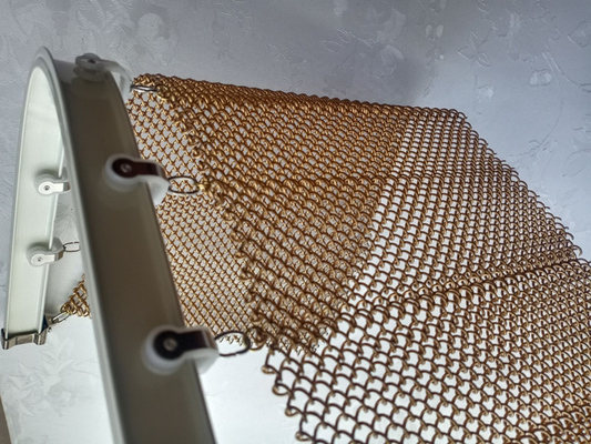 پارچه مشبک فلزی با پوشش اسپری آلومینیومی رنگ طلایی برای دکوراسیون داخلی انعطاف پذیر